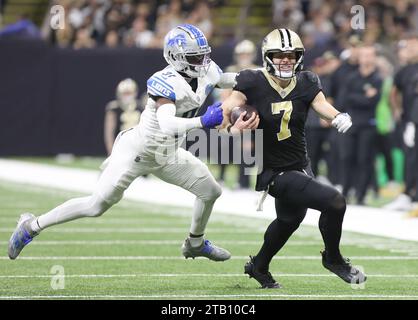 La Nouvelle-Orléans, États-Unis. 03 décembre 2023. La sécurité des Lions de Détroit Kerby Joseph (31) tente de faire tomber le quarterback Taysom Hill (7) des Saints de la Nouvelle-Orléans lors d'un match de la National football League au Caesars Superdome à la Nouvelle-Orléans, Louisiane, le dimanche 3 décembre 2023. (Photo de Peter G. Forest/Sipa USA) crédit : SIPA USA/Alamy Live News Banque D'Images
