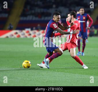 Sabadell, Barcelone, Espagne. 3 décembre 2023. Barcelone Espagne 03.12.2023 Raphinha (FC Barcelone) et Mario Hermoso (Atletico de Madrid) se disputent le ballon lors de la Liga EA Sports entre le FC Barcelone et l'Atletico de Madrid à l'Estadi Olimpic Lluis Companys le 03 décembre 2023 à Barcelone. (Image de crédit : © Xavi Urgeles/ZUMA Press Wire) USAGE ÉDITORIAL SEULEMENT! Non destiné à UN USAGE commercial ! Banque D'Images