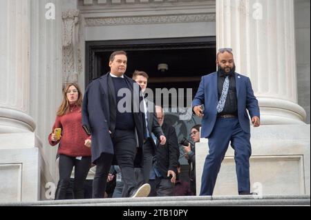 Washington, États-Unis. 01 décembre 2023. L'ancien représentant des États-Unis George Santos (républicain de New York), à gauche, quitte le Capitole des États-Unis, suite au vote de la Chambre des représentants des États-Unis pour l'expulser du Congrès, à Washington, DC, USA, vendredi 1 décembre, 2023. M. Santos est la sixième personne expulsée du Congrès dans l ' histoire des États-Unis. Photo de Rod Lamkey /CNP/ABACAPRESS.COM crédit : Abaca Press/Alamy Live News Banque D'Images