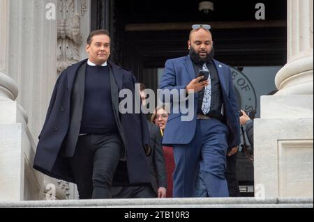 Washington, États-Unis. 01 décembre 2023. L'ancien représentant des États-Unis George Santos (républicain de New York), à gauche, quitte le Capitole des États-Unis, suite au vote de la Chambre des représentants des États-Unis pour l'expulser du Congrès, à Washington, DC, USA, vendredi 1 décembre, 2023. M. Santos est la sixième personne expulsée du Congrès dans l ' histoire des États-Unis. Photo de Rod Lamkey /CNP/ABACAPRESS.COM crédit : Abaca Press/Alamy Live News Banque D'Images