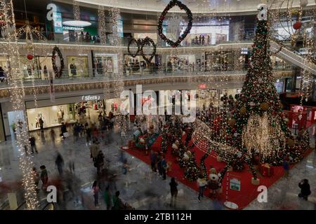 Mexico, Mexique. 03 décembre 2023. Les gens regardent l'intérieur du centre commercial Perisur la veille de Noël à Mexico, au Mexique. (Photo de Gerardo Vieyra/NurPhoto)0 crédit : NurPhoto SRL/Alamy Live News Banque D'Images