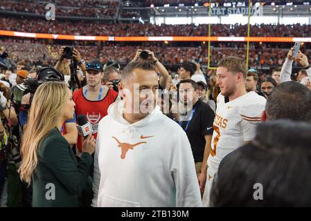 Arlington, Texas, États-Unis. 4 décembre 2023. 2 décembre 2023, Arlington, Texas, États-Unis : l'entraîneur-chef d'Austin Steve Sarkisian termine son interview télévisée après la conclusion du match de championnat Dr Pepper Big 12 2023 entre le Texas et l'Oklahoma State au AT&T Stadium. Le samedi 2 décembre 2023 à Arlington, Texas, États-Unis (crédit image : © Javier Vicencio/eyepix via ZUMA Press Wire) USAGE ÉDITORIAL SEULEMENT! Non destiné à UN USAGE commercial ! Banque D'Images