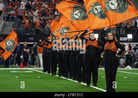 Arlington, Texas, États-Unis. 4 décembre 2023. 2 décembre 2023, Arlington, Texas, États-Unis : les membres de l'Oklahoma State Colorguard jouent quelques instants avant le match de championnat Dr Pepper Big 12 2023 entre Texas Longhorns et Oklahoma State Cowboys. Le samedi 2 décembre 2023 à Arlington, Texas, États-Unis (crédit image : © Javier Vicencio/eyepix via ZUMA Press Wire) USAGE ÉDITORIAL SEULEMENT! Non destiné à UN USAGE commercial ! Banque D'Images