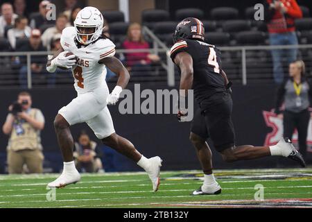 Arlington, Texas, États-Unis. 4 décembre 2023. 2 décembre 2023, Arlington, Texas, États-Unis : Running back CJ Baxter en action lors du match de championnat Dr Pepper Big 12 2023 entre Texas Longhorns et Oklahoma State Cowboys. Le samedi 2 décembre 2023 à Arlington, Texas, États-Unis (crédit image : © Javier Vicencio/eyepix via ZUMA Press Wire) USAGE ÉDITORIAL SEULEMENT! Non destiné à UN USAGE commercial ! Banque D'Images