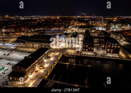 Une vue aérienne de Port Noblir à Tallinn, Estonie la nuit avec un sapin de Noël festif Banque D'Images