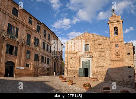 Recanati, Marches, Italie : la place Sabato del Villaggio avec l'ancien palais où vivait le poète Giacomo Leopardi et la vieille église Santa Maria Banque D'Images