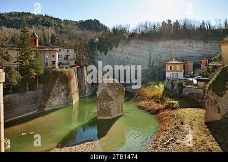 Mercato Saraceno, Forli-Cesena, Emilia-Romagna, Italie : Paysage de la ville antique traversée par la rivière Savio avec les restes de l'ancien arc b Banque D'Images