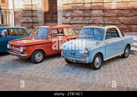 Voitures anciennes NSU Prinz 4L (1972) et Autobianchi Bianchina Trasformabile (voiture basée sur Fiat 500 - 1959) dans la réunion de voitures anciennes à Jesi, AN, Italie - se Banque D'Images