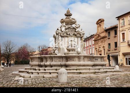 Cesena, Emilie-Romagne, Italie : l'ancienne place Piazza del Popolo avec la fontaine Fontana del Masini (1591) dans la vieille ville de la ville Banque D'Images