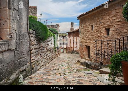 Lacoste, Vaucluse, Provence-Alpes-Côte d'Azur, France : ancienne ruelle dans la vieille ville du village médiéval dans le parc naturel du Luberon Banque D'Images
