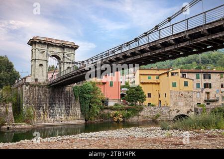 Bagni di Lucca, Toscane. Italie : le Pont des chaînes, pont suspendu du 19e siècle sur la rivière Lima qui relie les villages de Fornoli et Chifenti Banque D'Images