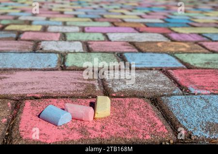 Les pavés peints avec de la craie de rue colorée Banque D'Images