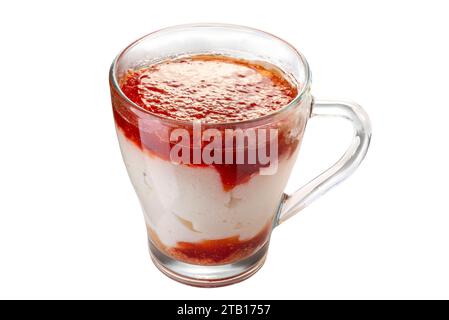 Crème glacée semi-freddo avec mousse aromatisée à la framboise dans un bol en verre isolé sur blanc avec chemin de détourage inclus Banque D'Images