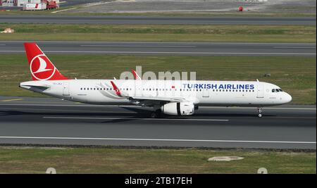 ISTANBUL, TURKIYE - 01 OCTOBRE 2022 : l'Airbus A321-231 (5633) de Turkish Airlines atterrit à l'aéroport international d'Istanbul Banque D'Images