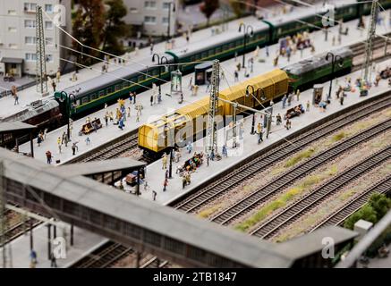 Modèle miniature de train ferroviaire. Trains à vapeur sur miniature Banque D'Images