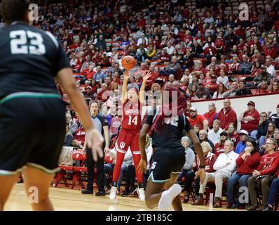 Bloomington, États-Unis. 03 décembre 2023. Sara Scalia (14), garde des Hoosiers de l'Indiana, tire contre Stetson lors d'un match de basket-ball féminin de la NCAA au Simon Skjodt Assembly Hall à Bloomington. IU a gagné contre Stetson 72-34. Crédit : SOPA Images Limited/Alamy Live News Banque D'Images