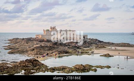 Une vue imprenable sur un grand château sur une île rocheuse à Saint-Malo, France Banque D'Images