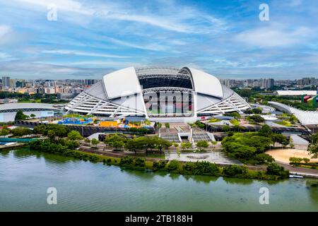 Vue aérienne du stade national de Singapour situé à côté du bassin et du réservoir de Kallang Banque D'Images