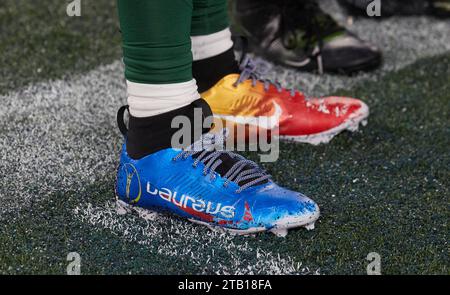 Vue détaillée des crampons portés par les New York Jets Running back Breece Hall (20) lors d'un match de la NFL contre les Falcons d'Atlanta, dimanche 3 décembre 2023 à East Rutherford, New Jersey. Duncan Williams/CSM Banque D'Images