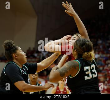 Bloomington, États-Unis. 03 décembre 2023. L'attaquant de l'Indiana Hoosiers Lilly Meister (52) joue contre Stetson lors d'un match de basket-ball féminin de la NCAA au Simon Skjodt Assembly Hall à Bloomington.IU a gagné contre Stetson 72-34. (Photo de Jeremy Hogan/SOPA Images/Sipa USA) crédit : SIPA USA/Alamy Live News Banque D'Images