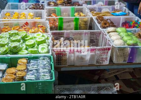 De nombreuses variétés de collations traditionnelles vendues sur le marché à l'aube à Surabaya, Java oriental, Indonésie. Street Food photo Banque D'Images