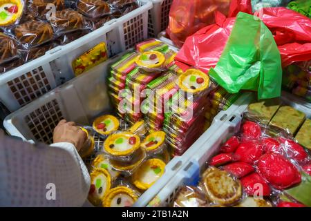 De nombreuses variétés de collations traditionnelles vendues sur le marché à l'aube à Surabaya, Java oriental, Indonésie. Street Food photo Banque D'Images