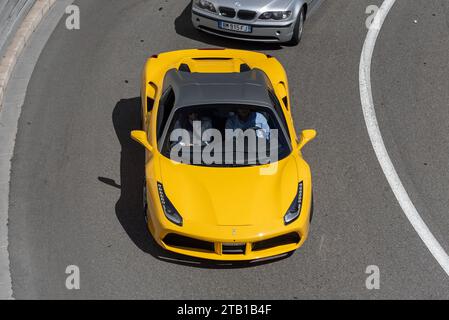 Monaco, Monaco - Ferrari 488 Spider jaune sur la route en épingle à cheveux Fairmont. Banque D'Images