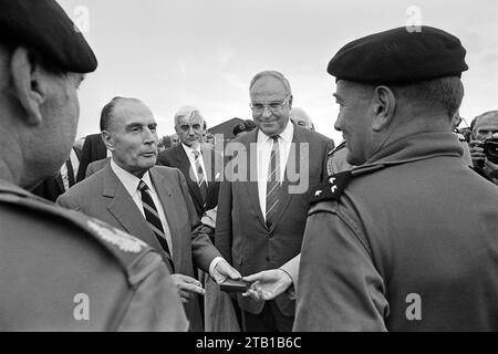 - Rencontre entre François Mitterrand, Président de la République française et Helmut Kohl, Chancelier de la République fédérale d'Allemagne lors d'exercices militaires conjoints franco-allemands en Bavière (septembre 1987) - Incontro FRA François Mitterrand, Presidente della Repubblica Francese ed Helmut Kohl, Cancelliere della Repubblica Federale Tedesca in occasione di esercitazioni militari conciunte franco-tedesche in Baviera (settembre 1987) Banque D'Images