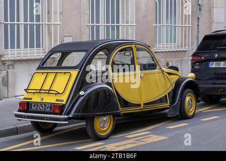 Nancy, France - jaune et noir Citroën 2CV6 spécial stationné dans la rue. Banque D'Images