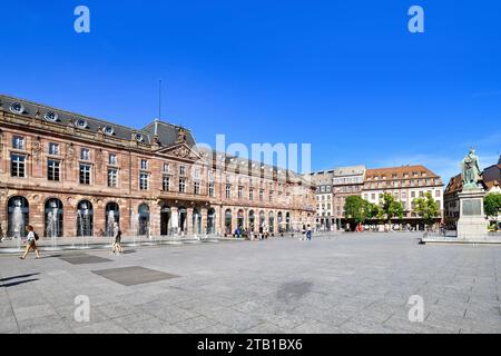 Strasbourg, France - 5 septembre 2023 : Grand centre commercial dans un bâtiment historique sur la place 'place Kléber' Banque D'Images