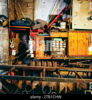 Vue détaillée d'un atelier de serrurier historique délabré Banque D'Images