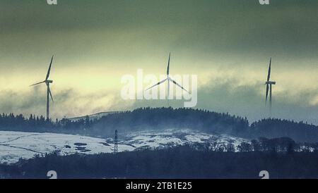 Glasgow, Écosse, Royaume-Uni. 4 décembre 2023. UK Météo : gelant pendant la nuit a vu une chute de neige sur la ville alors que la neige a été soufflée sur le parc éolien Whitelee au sud de la ville. Crédit Gerard Ferry/Alamy Live News Banque D'Images