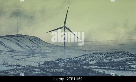 Glasgow, Écosse, Royaume-Uni. 4 décembre 2023. UK Météo : gelant pendant la nuit a vu une chute de neige sur la ville alors que la neige a été soufflée sur le parc éolien Whitelee au sud de la ville. Crédit Gerard Ferry/Alamy Live News Banque D'Images