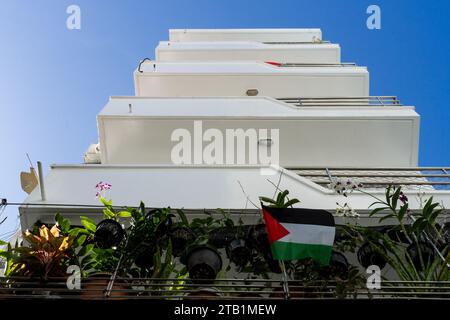 Maldives. 04 décembre 2023. Un drapeau palestinien est vu voler depuis un balcon de condominium à Malé. Vie quotidienne à Malé, aux Maldives, capitale de la nation insulaire de l’océan Indien, dont l’économie dépend fortement du tourisme. La population du pays comprend de nombreux ressortissants étrangers travaillant dans des pays du monde entier, y compris les Philippines, le Myanmar, le Sri Lanka et l'Inde, et sa population est majoritairement musulmane. Crédit : Matt Hunt/Neato/Alamy Live News Banque D'Images