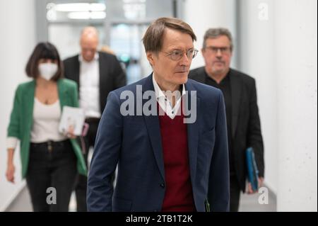 Berlin, Allemagne. 04 décembre 2023. Karl Lauterbach (SPD), ministre fédéral de la Santé, vient à une table ronde pour de meilleurs soins et de meilleurs services de soutien pour les personnes atteintes de déficiences à long terme après des infections corona. Crédit : Christophe Gateau/dpa/Alamy Live News Banque D'Images