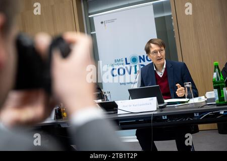 Berlin, Allemagne. 04 décembre 2023. Karl Lauterbach (SPD), ministre fédéral de la Santé, prend la parole lors d’une table ronde pour de meilleurs soins et de meilleurs services de soutien pour les personnes atteintes de déficiences à long terme après des infections corona. Crédit : Christophe Gateau/dpa/Alamy Live News Banque D'Images