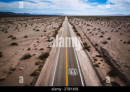 La route 66 s'étend dans le désert de Mojave, dans le sud de la Californie Banque D'Images