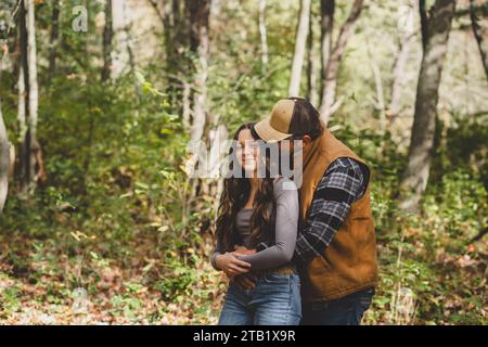 jeune homme chuchotant dans l'oreille de copines Banque D'Images