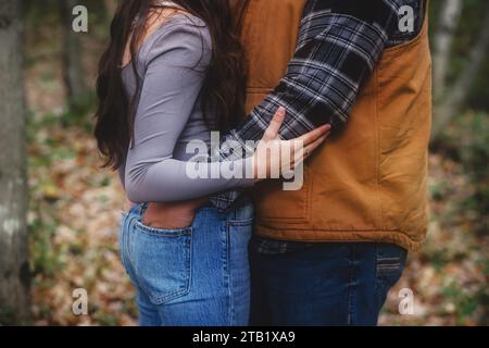 gros plan d'un jeune couple serrant sans visages Banque D'Images