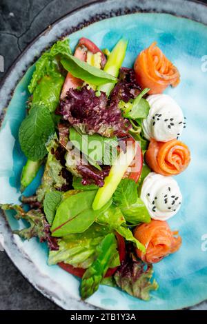 salade de feuilles de différents types de laitue et rouleaux de poisson, vue de dessus Banque D'Images