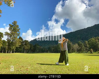 Femme marchant et se relaxant au paysage vert beautyful de Handa Banque D'Images