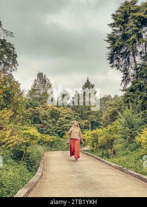 Femme marchant et se relaxant au paysage vert beautyful de Handa Banque D'Images