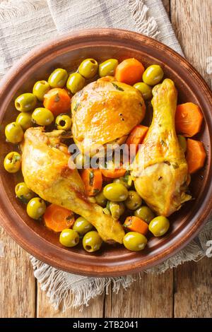 Tajine zitoune est un plat traditionnel algérien à base de morceaux de poulet, olives, oignons, carottes, thym, jus de citron, et safran clos Banque D'Images