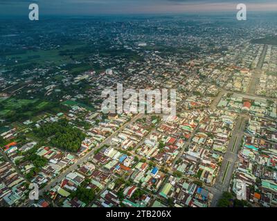 Vue aérienne du paysage urbain et de la planification de la ville de Tay Ninh, Vietnam, loin est la montagne Ba Den le matin. Concept de voyage et de paysage Banque D'Images