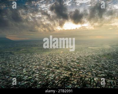 Vue aérienne du paysage urbain et de la planification de la ville de Tay Ninh, Vietnam, loin est la montagne Ba Den le matin. Concept de voyage et de paysage Banque D'Images