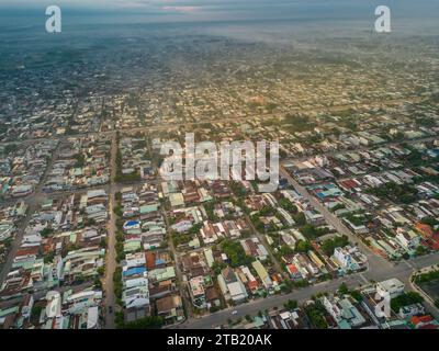 Vue aérienne du paysage urbain et de la planification de la ville de Tay Ninh, Vietnam, loin est la montagne Ba Den le matin. Concept de voyage et de paysage Banque D'Images