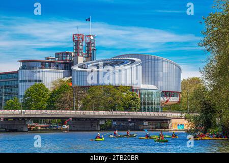 Strasbourg, Alsace, France - 4 mai 2023 : vue depuis le canal d'eau du bâtiment de la Cour européenne des droits de l'homme (CEDH, CEDH), conçu par t Banque D'Images