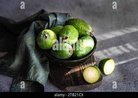 Fruits mûrs de feijoa dans le bol Banque D'Images