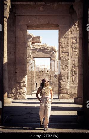 Jeune touriste latin explorant les ruines antiques égyptiennes Banque D'Images