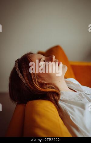 Portrait de princesse adolescente. Photo de profil. Banque D'Images